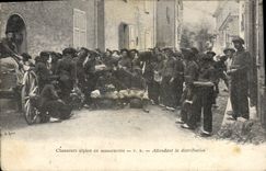 CPA Militaria Chasseurs Alpins En manoeuvres Attendant la distribution
