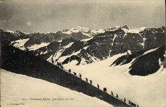 CPA Militaria Chasseurs Alpins gravissant un Col