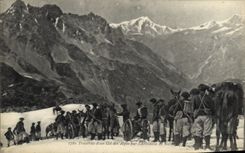 CPA Militaria Chasseurs Alpins Traversee d'un col des Alpes par l'artillerie de montagne