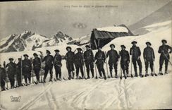 CPA Militaria Chasseurs Alpins Dans les Alpes Skieurs militaires