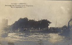 Vintage Postcard Bateau Armours Sauvetage freedom of the victims after the explosion