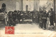 CPA Militaria Chasseurs alpins en manoeuvres Attendant la distribution