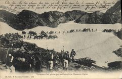 CPA Militaria Chasseurs alpins Traversee d'un glacier par une batterie de Chasseurs Alpins