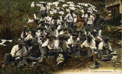 CPA Militaria Chasseurs alpins Le repas en manoeuvres
