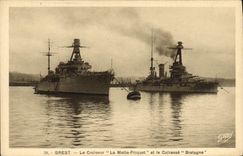 Vintage Postcard Brest Boat the cruiser Picquet La Motte and armours it Brittany