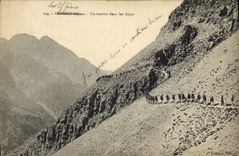 CPA Militaria Chasseurs alpins Un sentier dans les Alpes