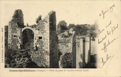 CPA Lussac les Chateaux Porte du pont de l'ancien chaetau feodal 
