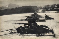 CPA Militaria Chasseurs Alpins Section de mitrailleuses sur skis en batterie