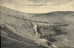 CPA Militaria Chasseurs Alpins gravissant un col