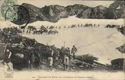 CPA Militaria Chasseurs Alpins Traversee d'un glacier par une batterie de chasseurs alpins