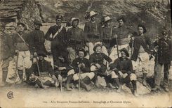 CPA Militaria Chasseurs Alpins A la frontiere franco italienne Bersagliers et Chasseurs Alpins