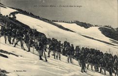CPA Militaria Chasseurs Alpins En marche dans les neiges