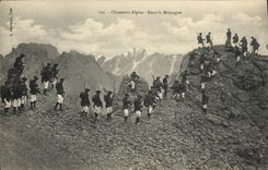 CPA Militaria Chasseurs Alpins Chasseurs alpins Dans la montagne