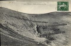 CPA Militaria Chasseurs Alpins gravissant un col