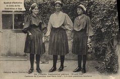 CPA Folklore Syndicat d'initiative de Croix de Vie Saint Gilles et Sion Premiere manifestation 29 aout 1920 Concours de costumes maritimes local Les trois premieres laureates