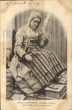 CPA Folklore Deux Sevres Paysanne Poitevinne Ringearde filant sa quenouille