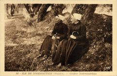 CPA Folklore Ile de Noirmoutier Coiffes Noirmoutrines
