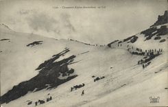 CPA Militaria Chasseurs Alpins descendant un col 