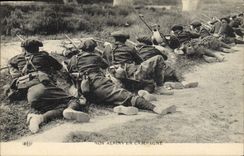 CPA Militaria Chasseurs Alpins Nos alpins en campagne 