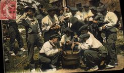 CPA Militaria Chasseurs Alpins Les Alpins a la soupe 