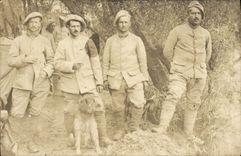 CARTE PHOTO Militaria Chasseurs Alpins (n°235 sur le col) chien 