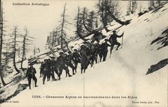 CPA Militaria Chasseurs Alpins en reconnaissance dans les Alpes 