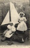 CPA Folklore Les Sables d'Olonne Types de Jeunes Sablaises Bateau Voilier 