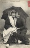 CPA Folklore Les Sables d'Olonne Sous le parapluie 