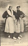 CPA Folklore Sablaises effeuillant la marguerite 