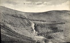 CPA Militaria Chasseurs alpins gravissant un col 