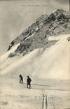 CPA Militaria Chasseurs alpins Dans les Alpes Skieurs 