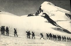 CPA Militaria Chasseurs alpins sur un glacier 
