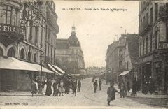CPA Billard Troyes Entree de la rue de la Republique