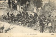 CPA Militaria Chasseurs alpins au repos 