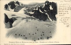CPA Militaria Chasseurs alpins en manoeuvres dans les Alpes Glissade sur le glacier d'Arsine