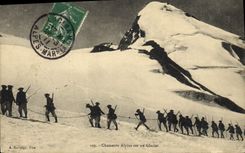 CPA Militaria Chasseurs alpins sur un glacier