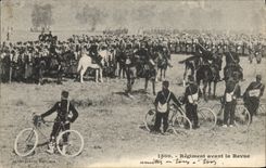 CPA Militaria Chasseurs alpins Regiment avant la revue Velo Cycle