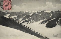 CPA Militaria Chasseurs alpins gravissant un col