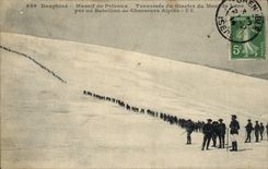 CPA Militaria Chasseurs alpins Dauphine Massif du Pelvoux Traversee du glacier du Mont de Lans par un bataillon