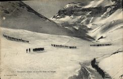 CPA Militaria Chasseurs alpins en marche dans les neiges
