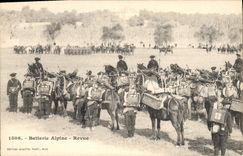 CPA Militaria Chasseurs alpins Batterie alpine Revue