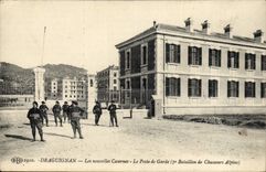 CPA Militaria Chasseurs alpins Draguignan Les nouvelles casernes Le poste de garde 7eme Bataillon 