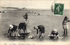 Vintage Postcard On the beach a departure of sailing ships Boats