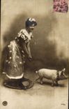 CPA Cochon Porc Femme Fer a cheval 
