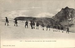 Vintage Postcard Militaria Alpine hunters Crossed of a glacier by the Alpine hunters
