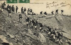 CPA Militaria Chasseurs Alpins traversant un col