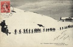 CPA Militaria Chasseurs Alpins traversant un glacier 