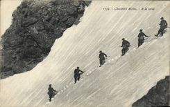 CPA Militaria Chasseurs Alpins A la corde Alpinisme 