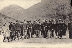 Vintage Postcard Militaria Alpine hunters French and Italian Soldiers has the border