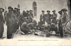 CPA Militaria Chasseurs Alpins en manoeuvres Distribution des legumes 